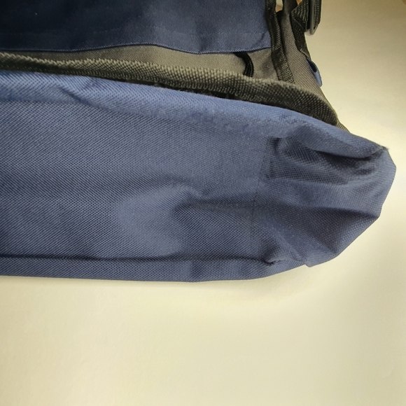 United Colors Of Benetton Messenger Bag (Unisex) Like New - Picture 8 of 16